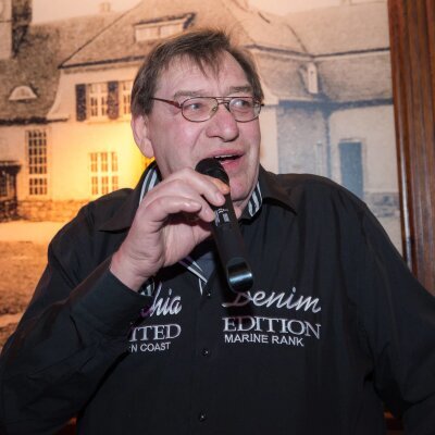 DJ Generation www.dj-generations.de
DJ Gerd ein Alter Show Hase ist mit allen Wasser gewaschen und versteht sein Handwerk und das seit 40 Jahren Perfekt. Ob Hochzeit 70ger oder 90ger, Charts, Dance, Pop er kann viele verschiedene Fasseten bieten sprecht Ihn an und er berät euch. Bei Bedarf kommen auch 2 DJ´s zu Ihrer Feier.